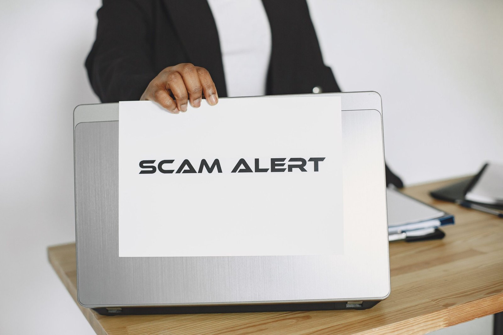 Read more about the article Mauritius Faces Growing Online Investment Scams Linked to Global Networks